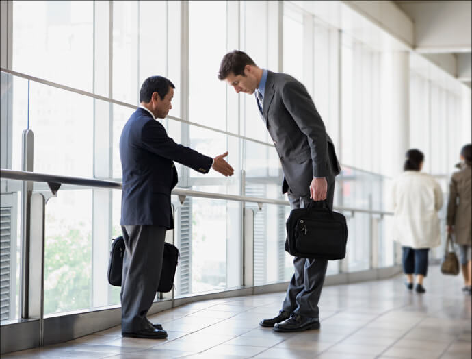 Đôi khi bạn sẽ bắt gặp tình huống không biết nên cúi chào hay bắt tay khi gặp đối tác Nhật